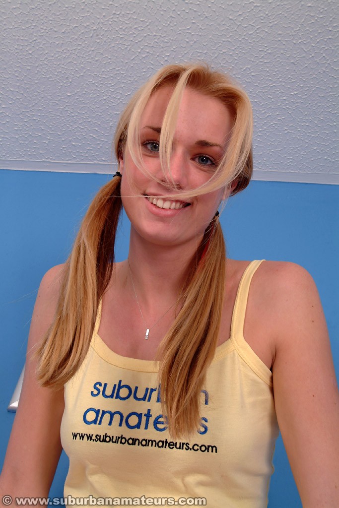 nghiệp餘美女鳳凰慢慢脫衣并用玩具自慰