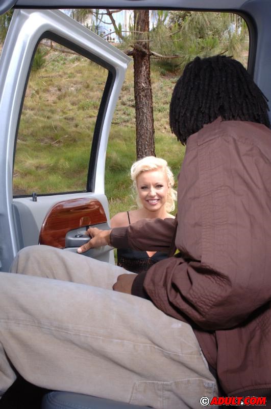 शरारती गोरी हॉटी निक्की लव कार में काले लंड के साथ खेल रही है