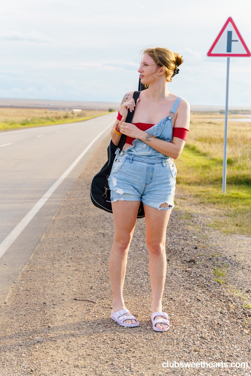 نادي العذارى إيما كورتي وكيرا فيبرن في مشهد إكس إكس إكس ساخن