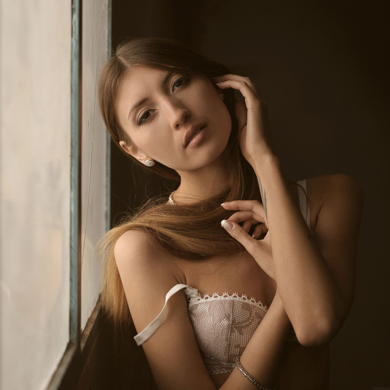 细幼女郎萨朱A展示小乳头和苗条身材