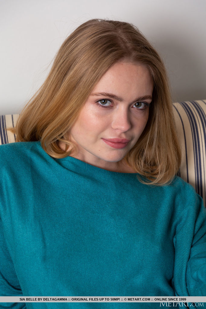 ホットな金髪十代Siaベルが長袖シャツを脱ぎ全裸になる