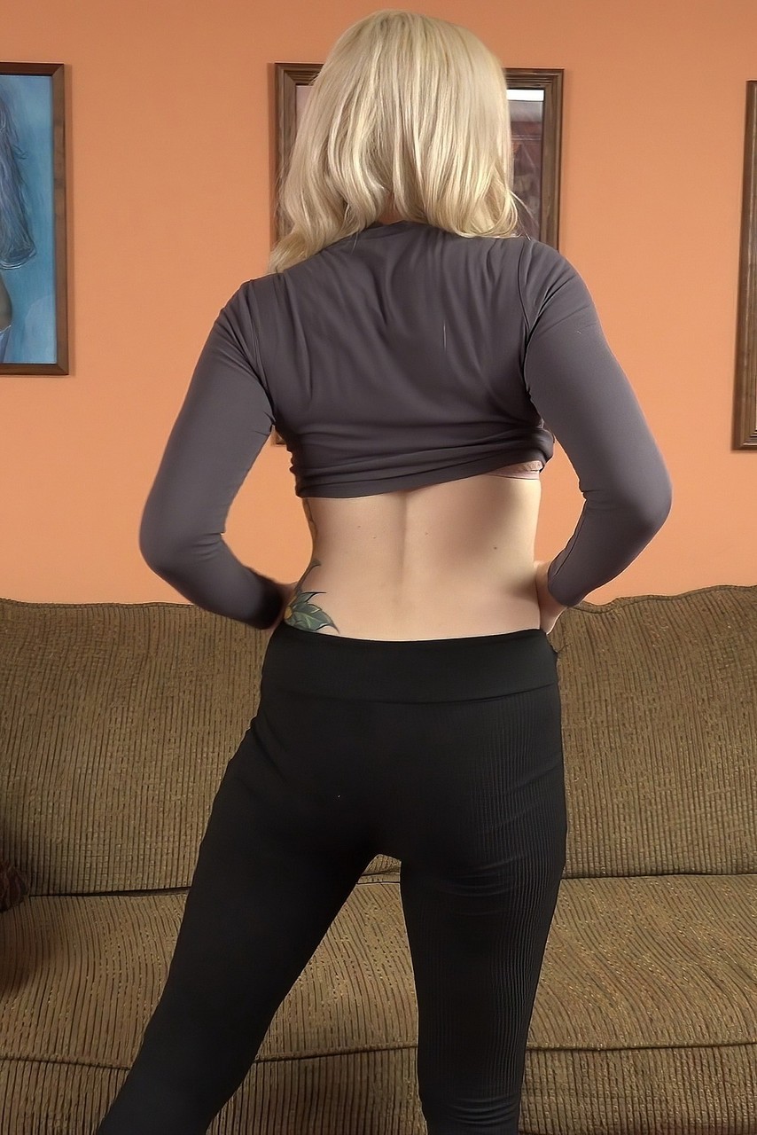 淘气熟女斯凯勒·麦迪逊展示大胸部并给出视角口交