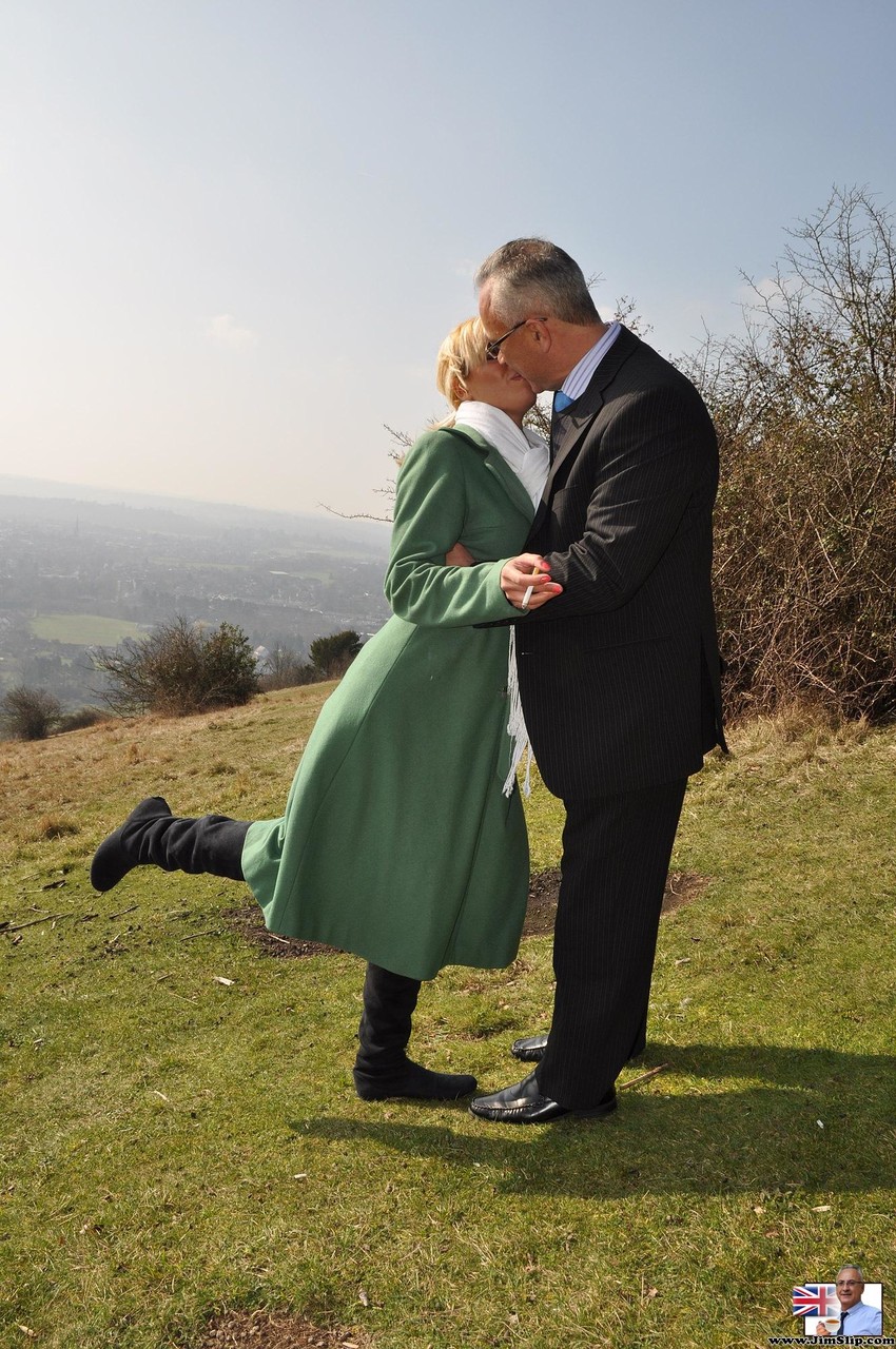 Пышногрудая Скарлетт А Мастурбирует Мокрую Дыру В Каблуках И Чулках