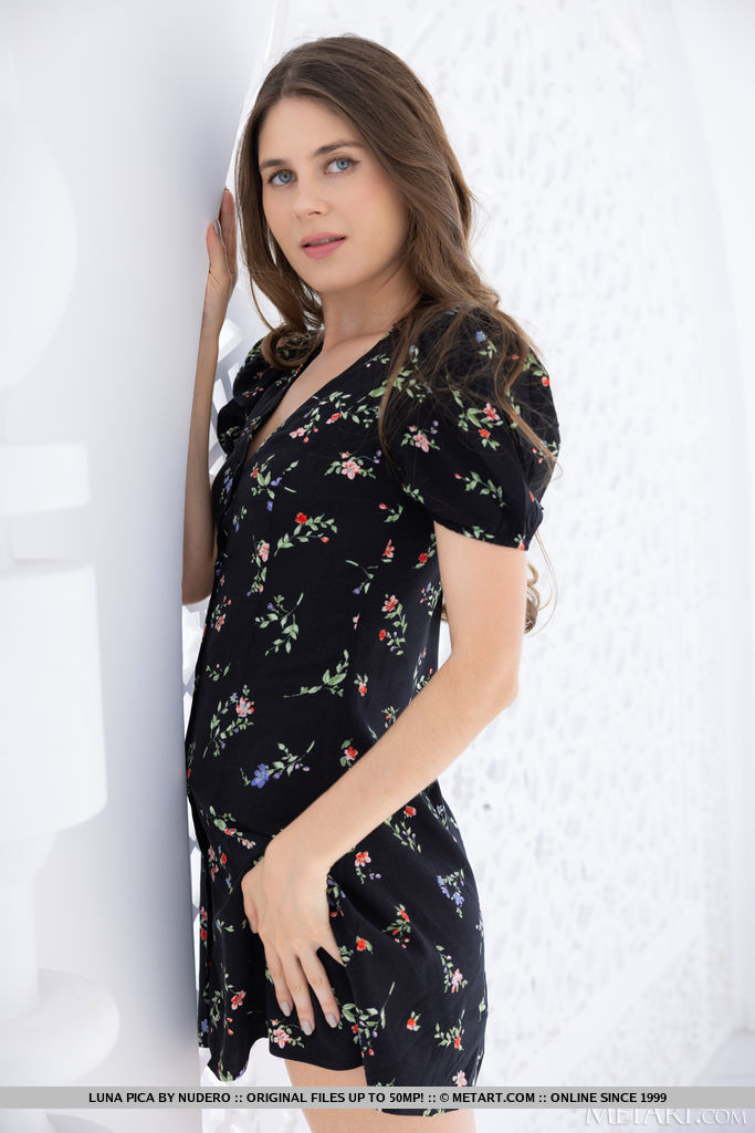 自信に満ちた茶髪のティーンルナ・ピカが完全に裸になる