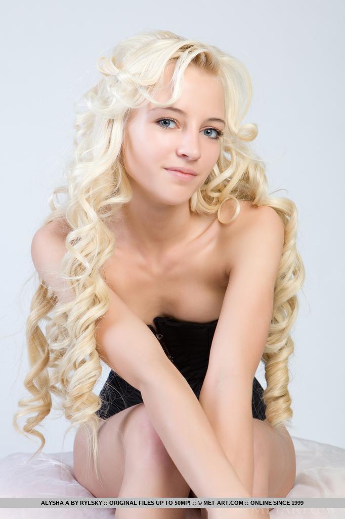 可愛い金髪アリーシャAがブラックビスチェで裸の若い部分を見せる