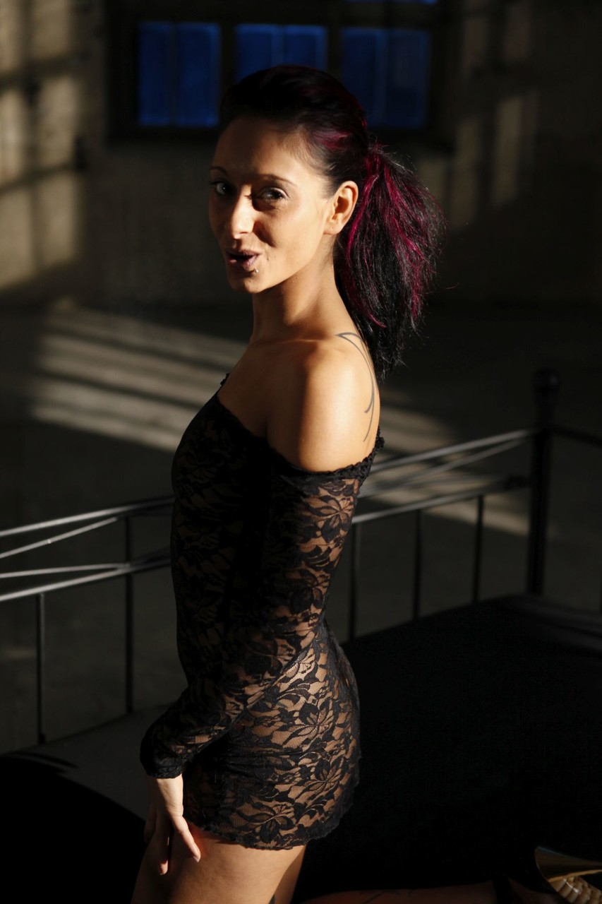 Nicky Sweetheart 身穿透明连衣裙被双重插入