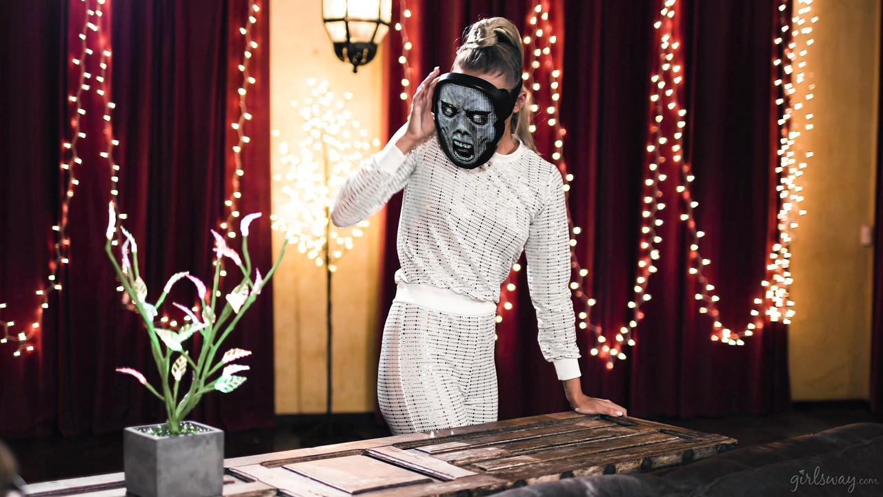 एडल्ट टाइम पर एम्मा हिक्स और गैबी कार्टर की नग्न तस्वीरें