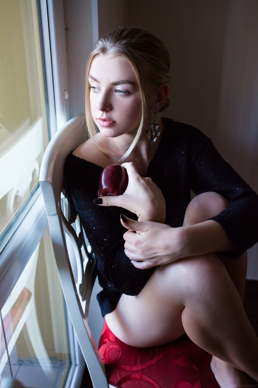 ダニエル・シー 巨乳の金髪美女が椅子で裸でポーズ