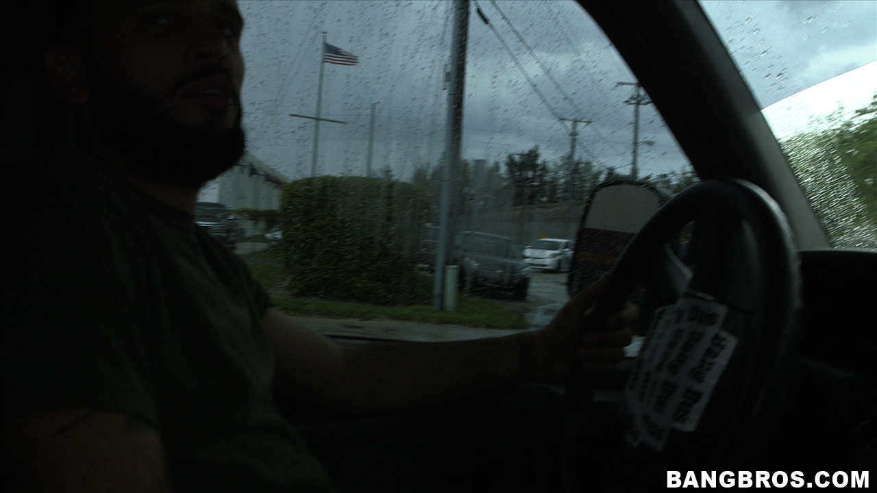 اللاتينية الحمراء دانيرا لوف تقفز على القضيب بمؤخرة مستديرة