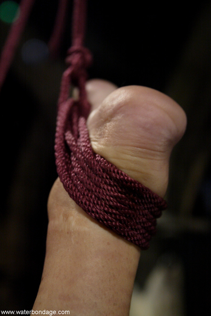 Wenona 水中緊縛ポルノ画像