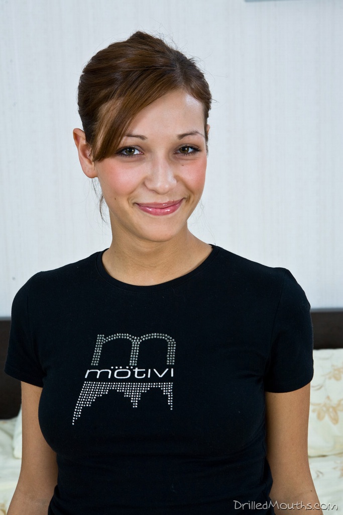 固い胸を持つ白い女の子が喉のセックス中にチンポで噎せる