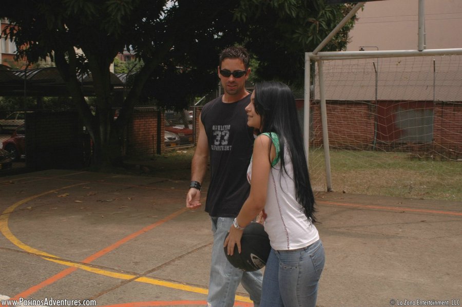 伊莎贝拉在打完篮球后与男孩发生性关系