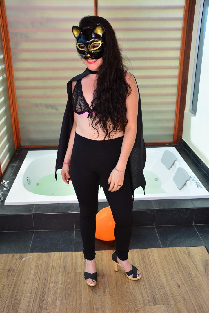 哥伦比亚狂欢者暴露小乳头摆姿势拍照