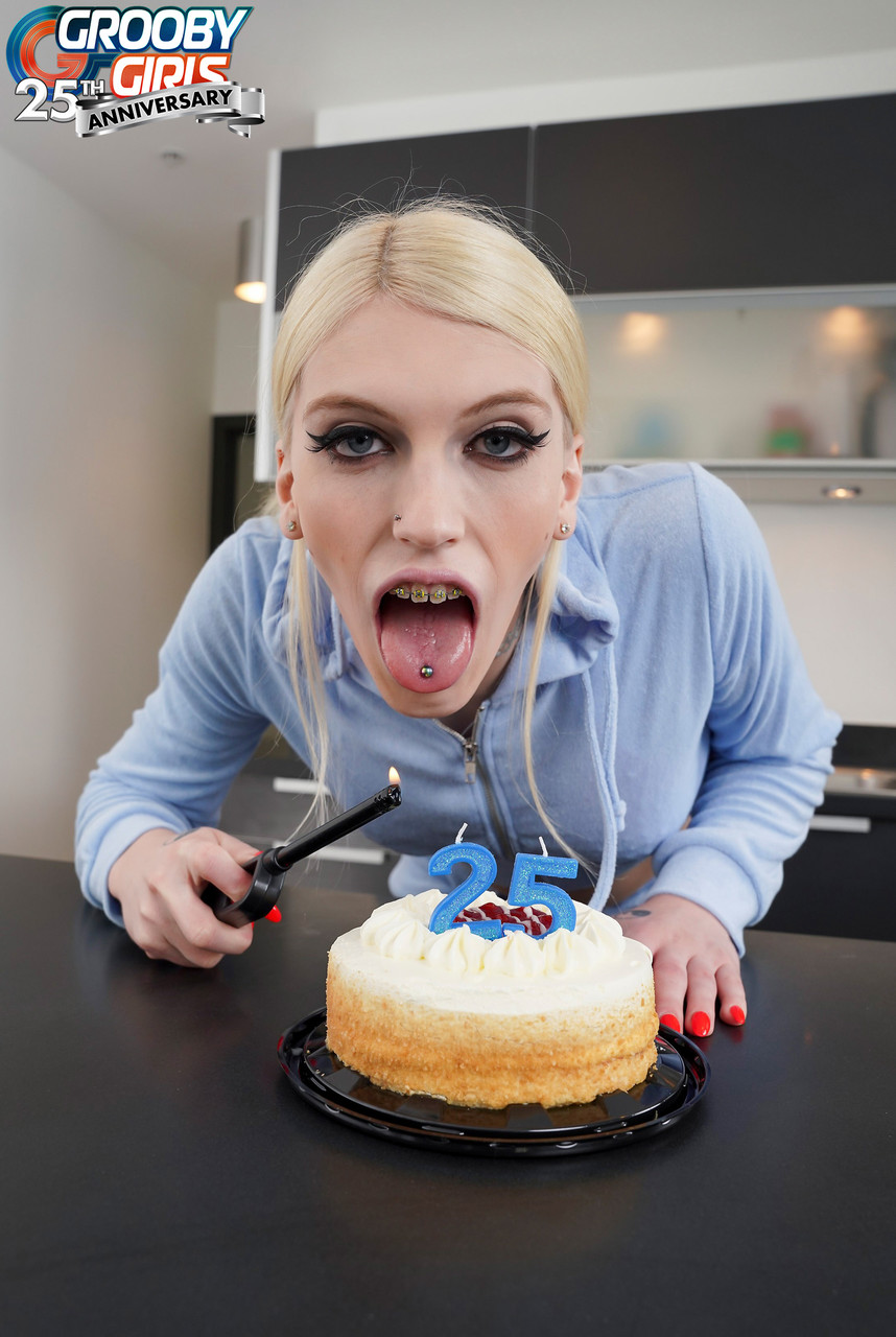 Blonde T-Girl Izzy Wilde Wird Beim Essen Der Geburtstagstorte Schmutzig