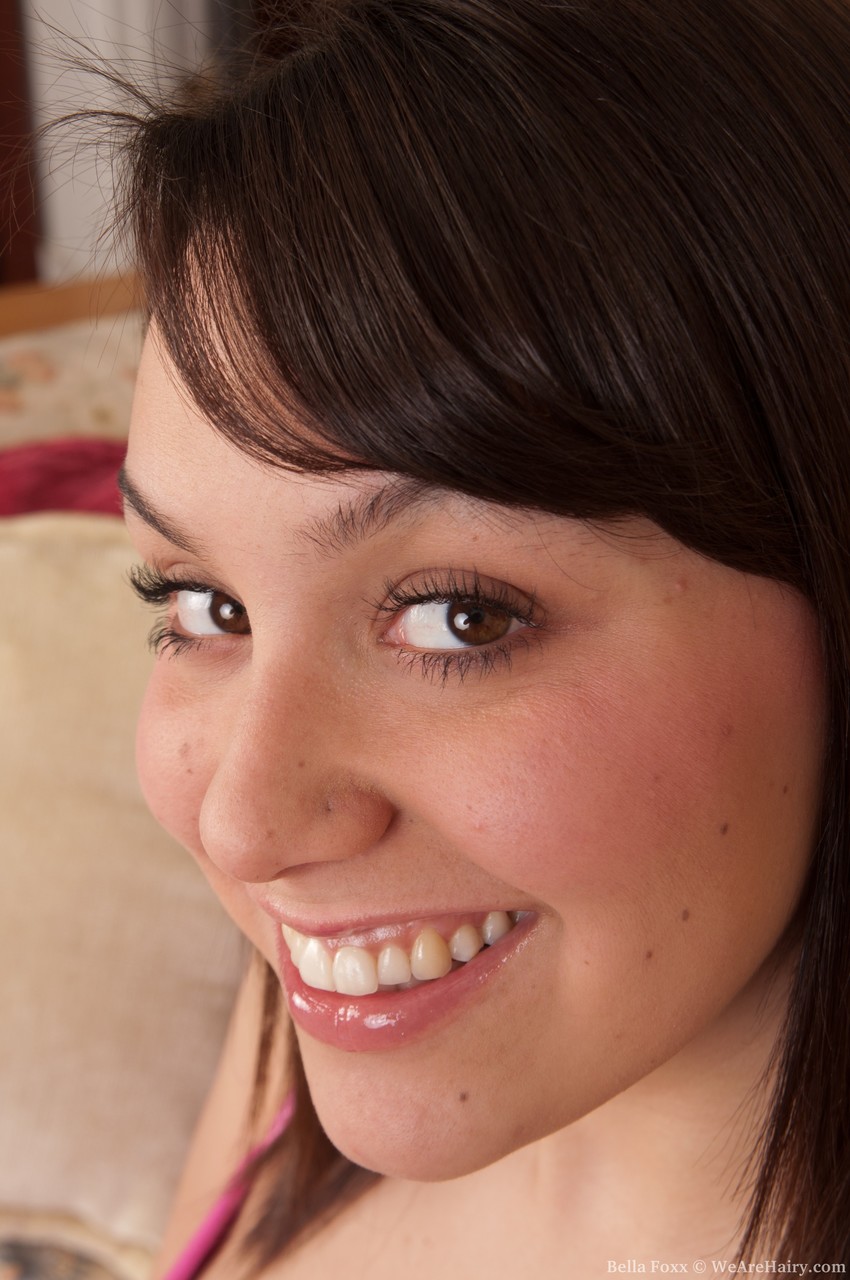 بيللا فوكس تبرز قدميها المنحنية وبرجها غير المحدود