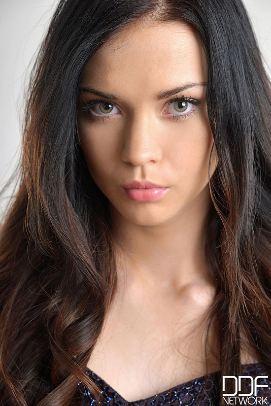 فتاة بيضاء شقراء تمتص زب كبير بينما تتعري