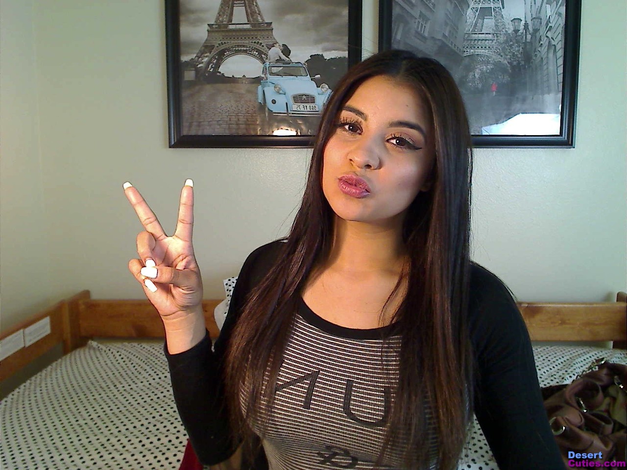 巨乳眼镜棕发美女床上挑逗