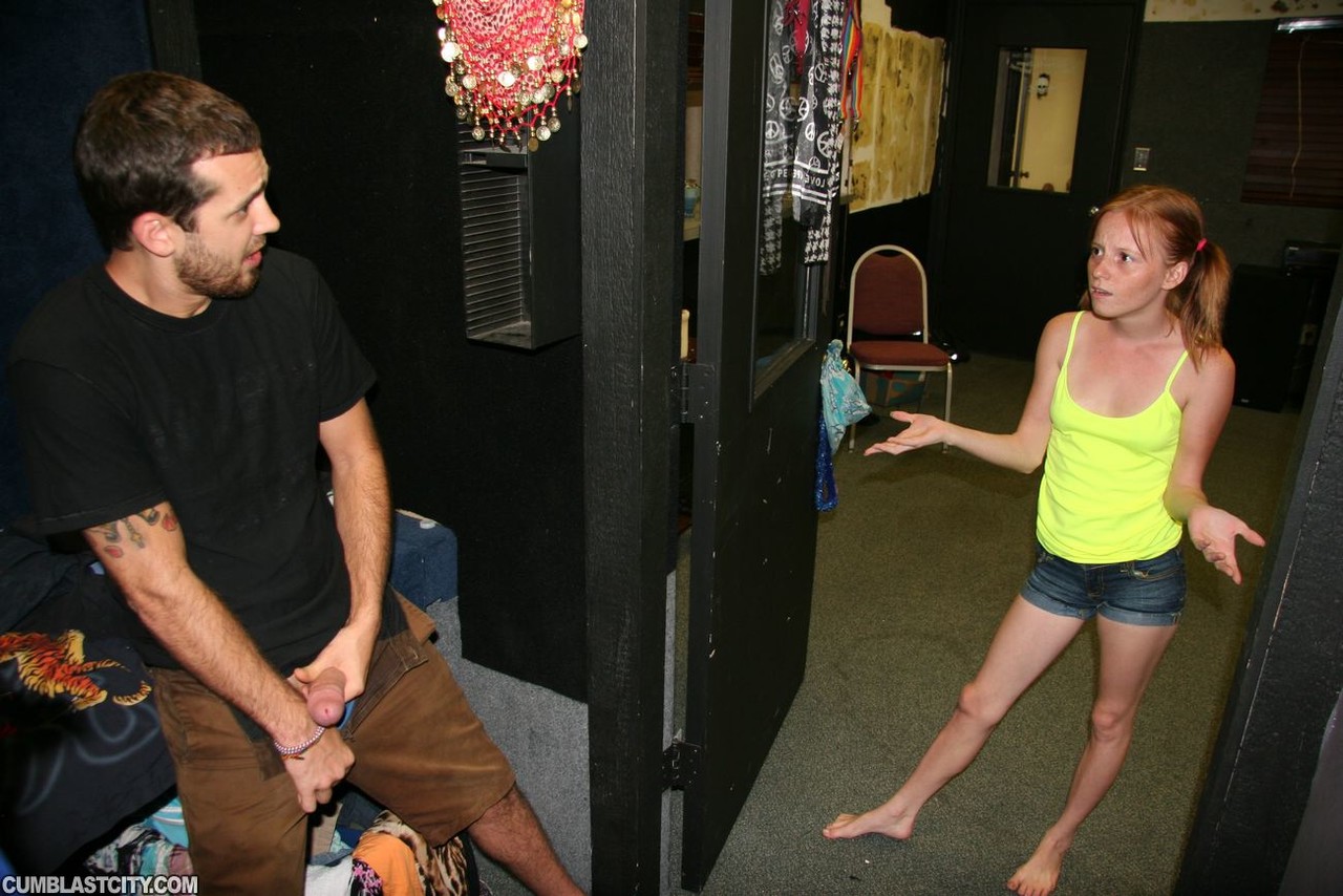 小个子双马尾少女用极小的胸部给双重手淫