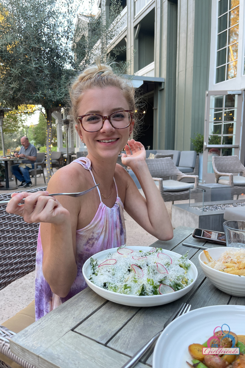 الصديقة الجذابة الشقراء رايلي ستار تكشف عن مفاتنها الساخنة على السرير