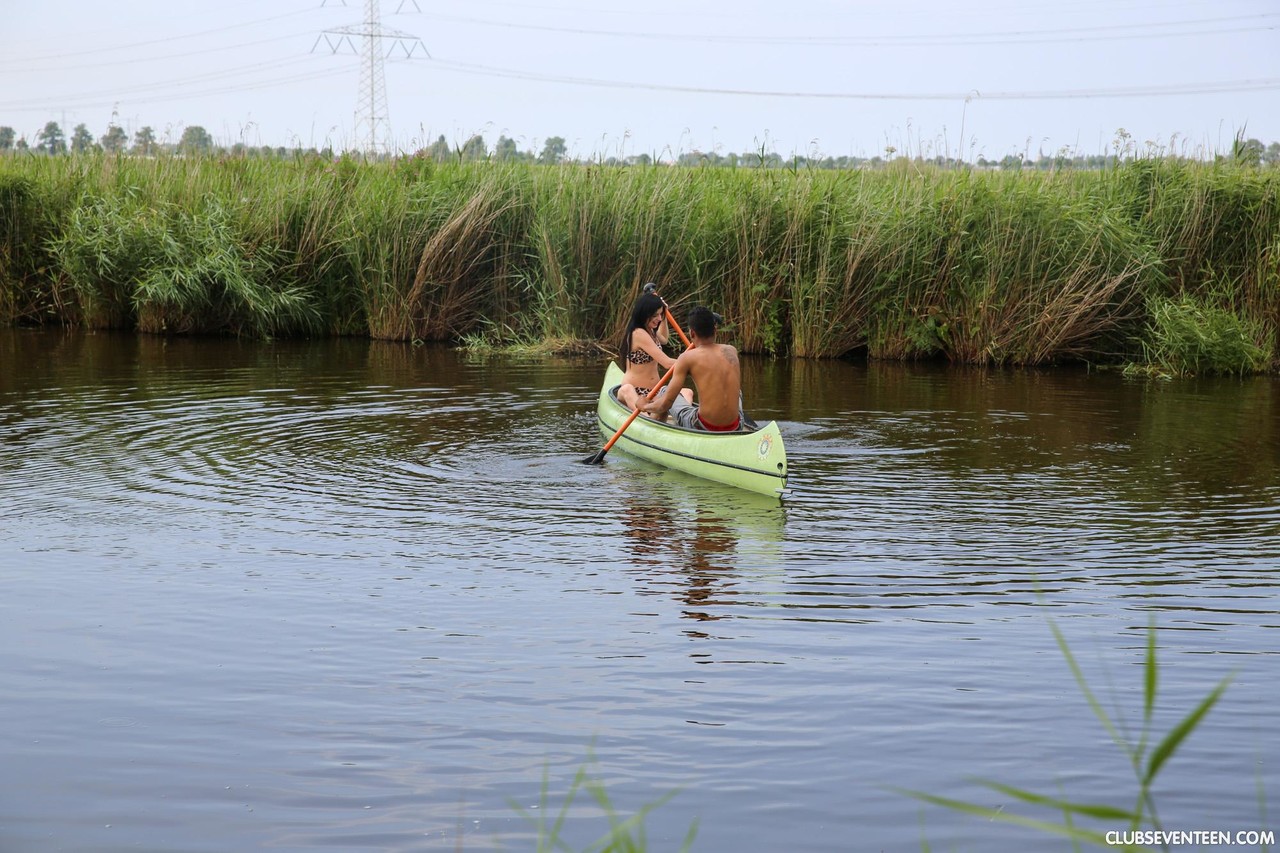 नदी के किनारे किशोर प्रेमिका डैनीएला सी को नंगा कर चोदा गया