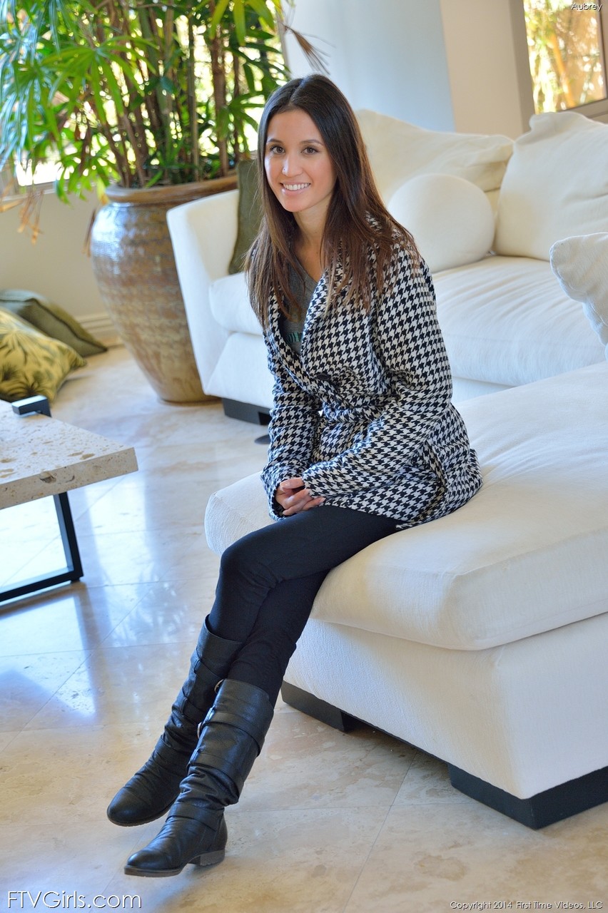 乌发模特奥布里脱衣露出超粉色阴道