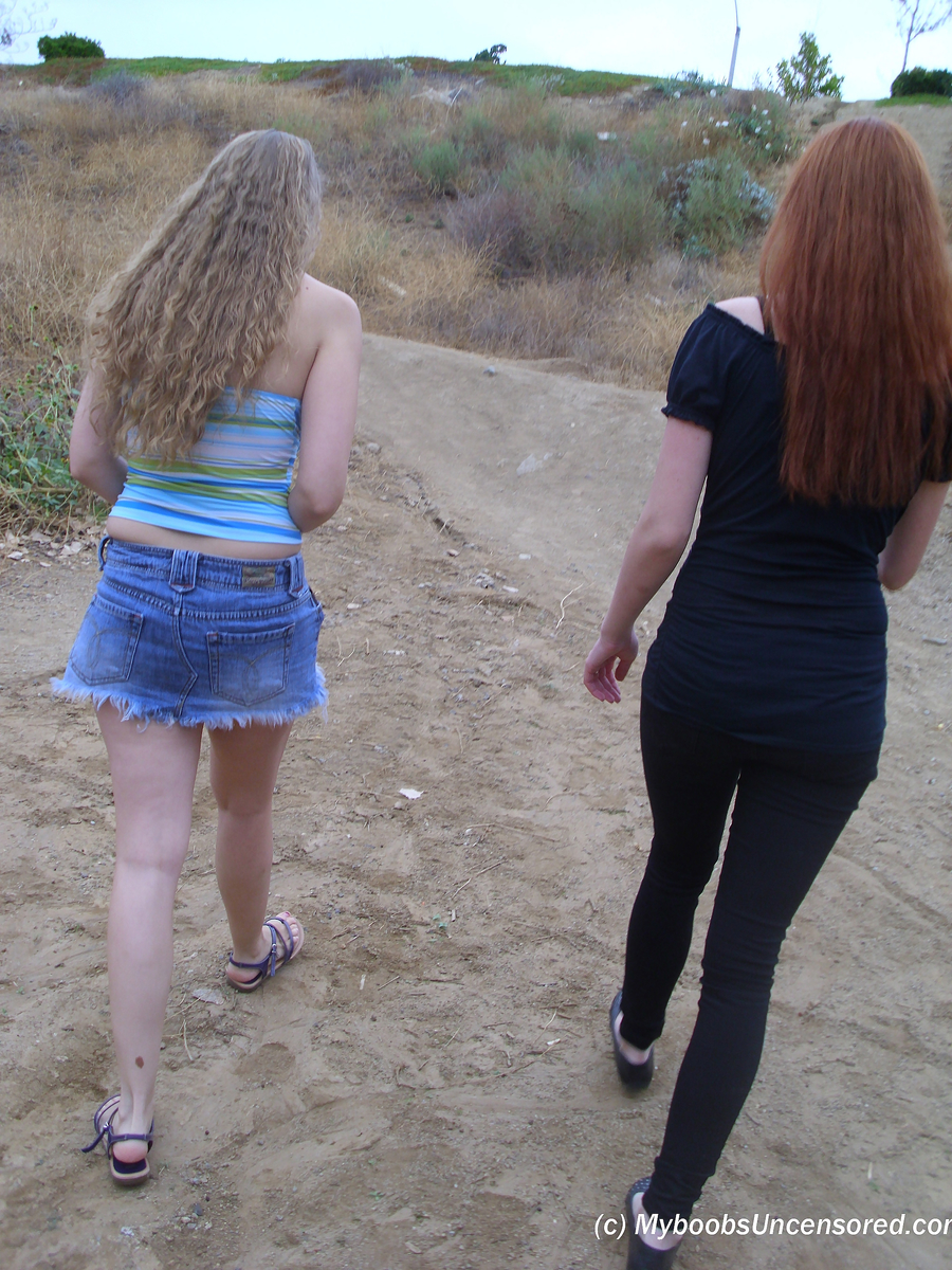 红发Nicci Gont在镜子前梳头发然后脱光衣服