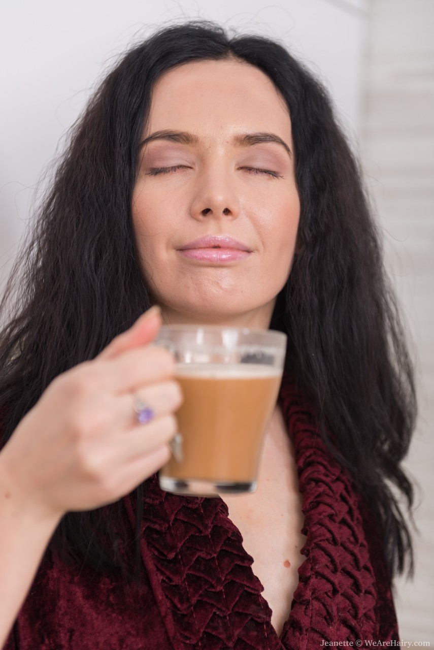 ジネット誘惑的主婦毛深いマンコキッチンシンク