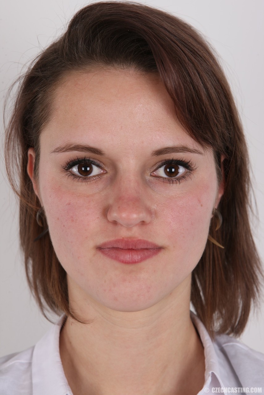 素人ヴェロニカがプロを目指してポルノのオーディションインタビューで裸になる