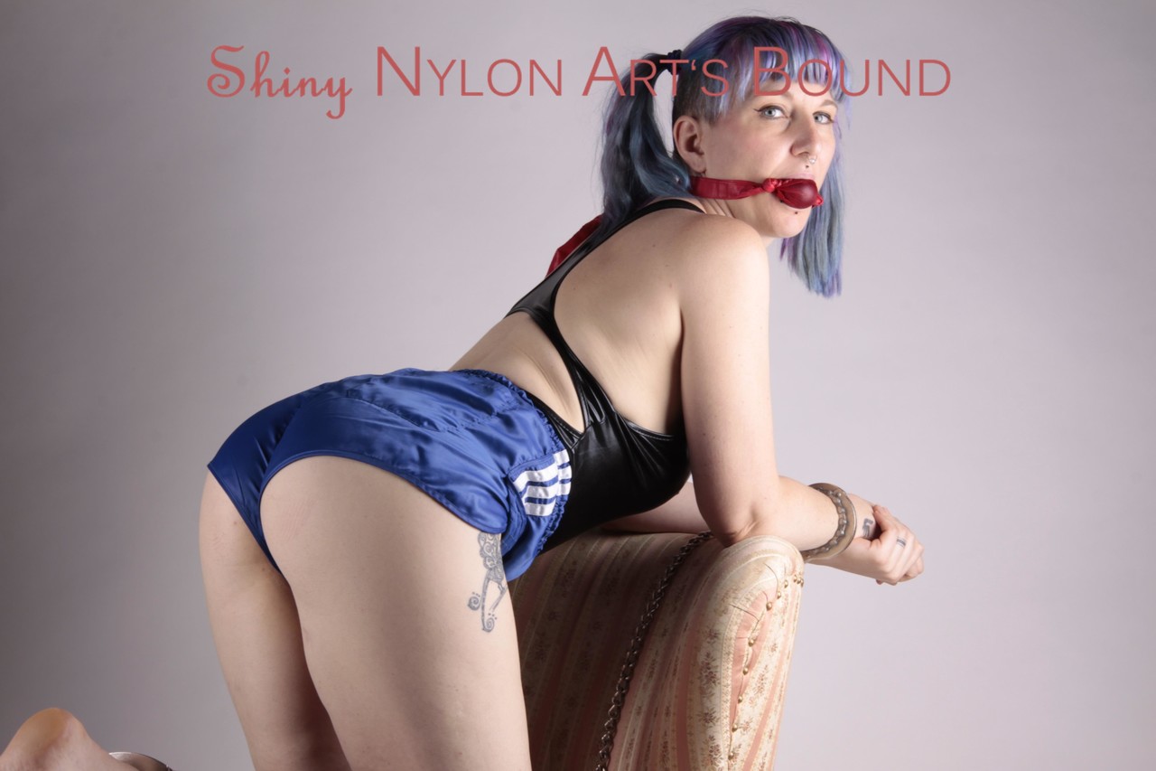 Gehegte Weiße Frau Mit Gefärbtem Haar Trägt Einen Ballknebel