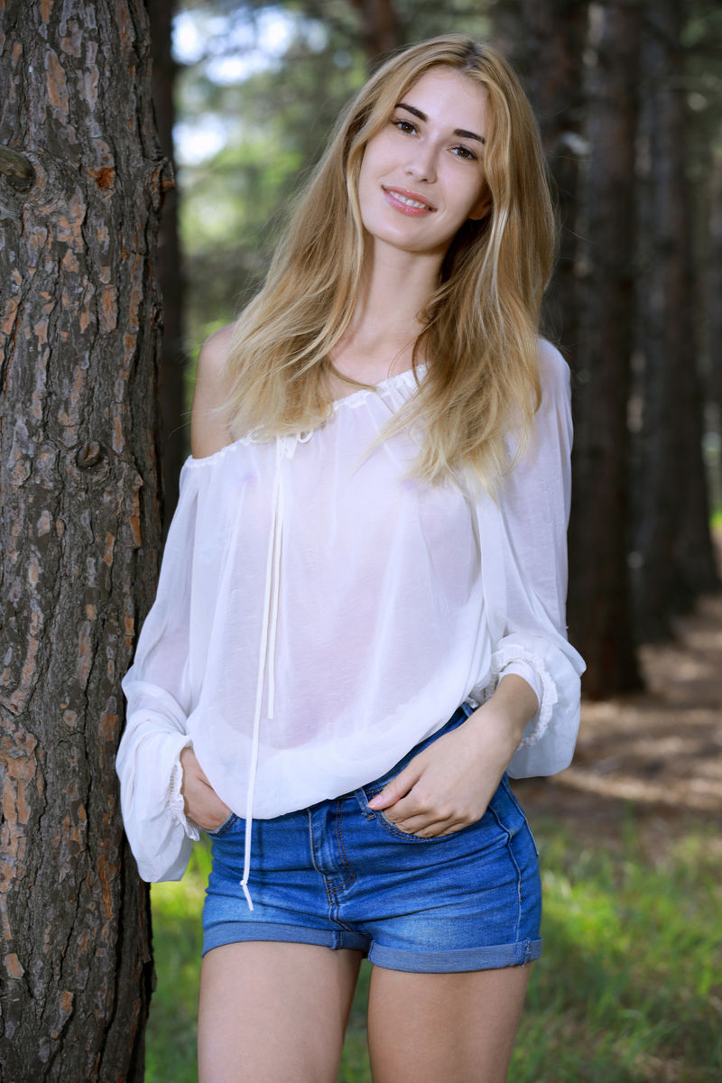 पतली किशोरी आइलीन जंगल में लंबी टांगों और पतले शरीर को प्रदर्शित करती है