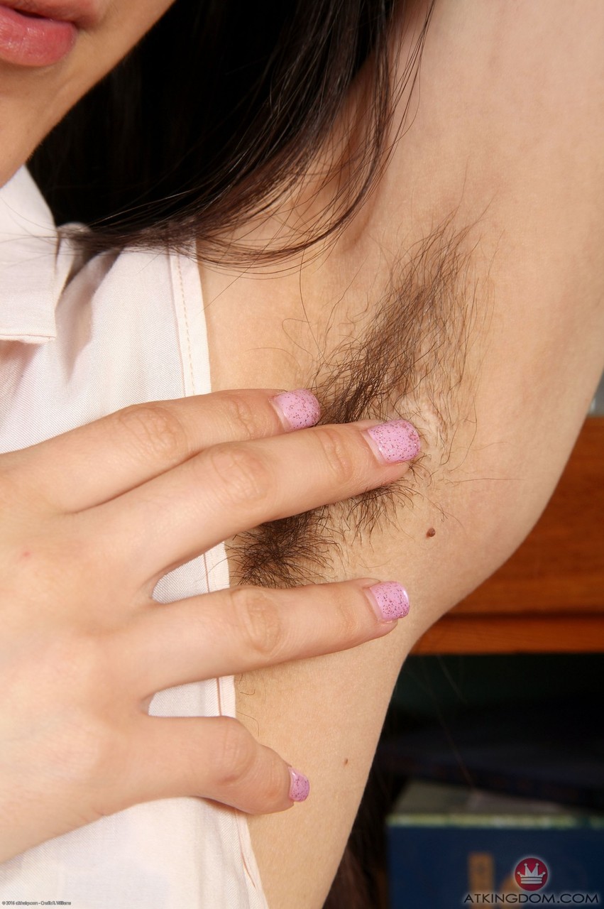 آنى تكشف عن إبطيها الشعراني وفرجها في عرض منفرد لشعراء الهواة