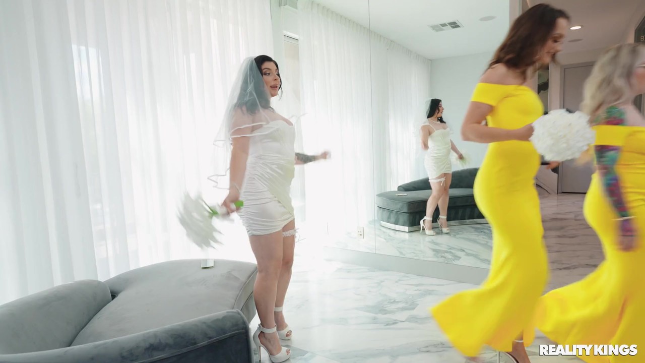 Keira Croft 與 Sedona Reign 在 Moms Lick Teens 裸體圖庫中