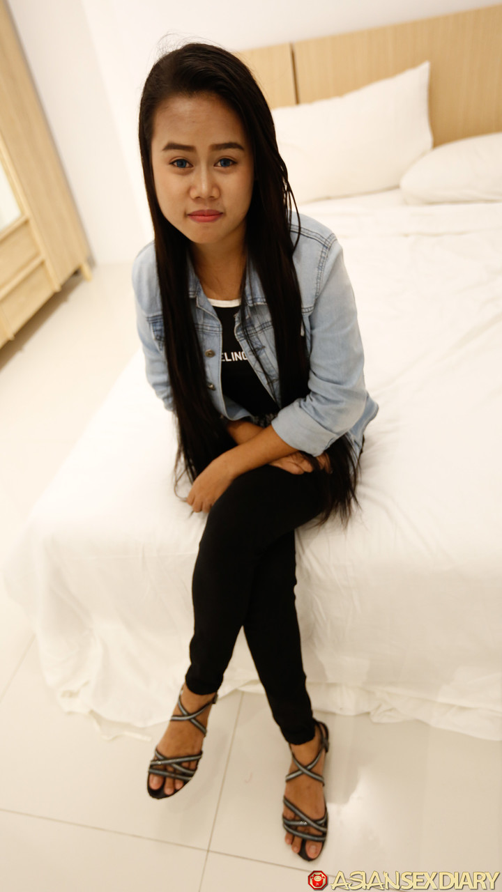 الآسيوية الصغيرة جاسلين تتباهى بجسدها العاري بعد الجنس من وجهة نظر