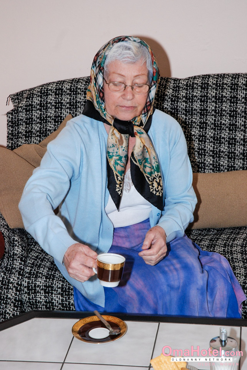 Vovó De Óculos Agnes Tira A Roupa E Massageia Pau Gordo