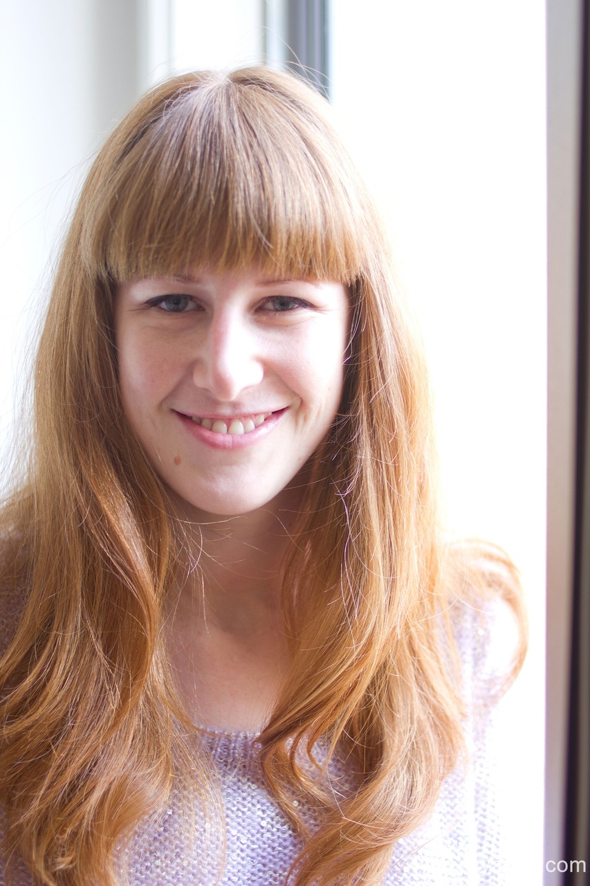 Chloe B 在窗边露出可爱笑容与自然胸部