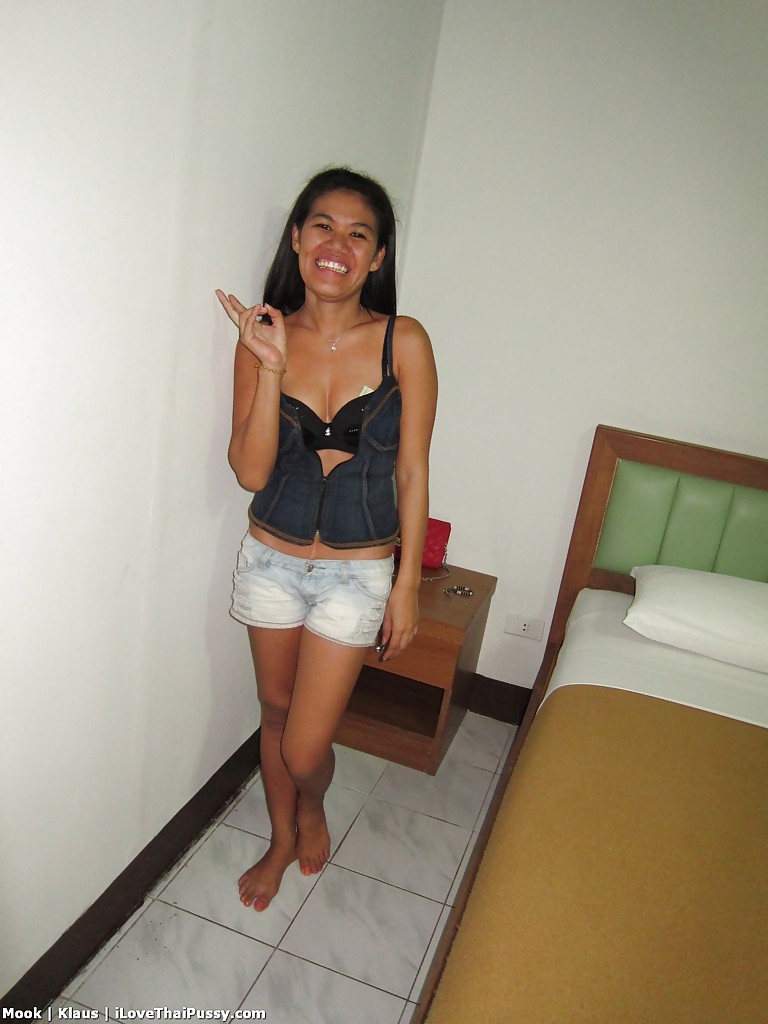 泰国熟女小翘臀被大鸡巴猛烈抽插剃光骚穴