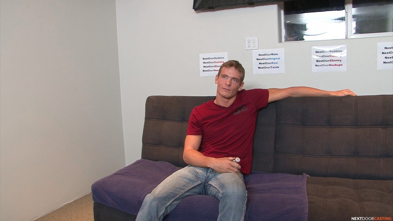 全裸肌肉男Davey Marks在沙发上撸他的大屌