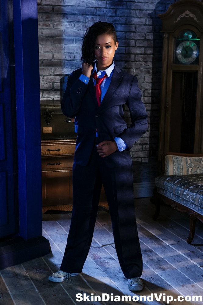 Skin Diamondが探偵制服を脱いで長い脚を開く