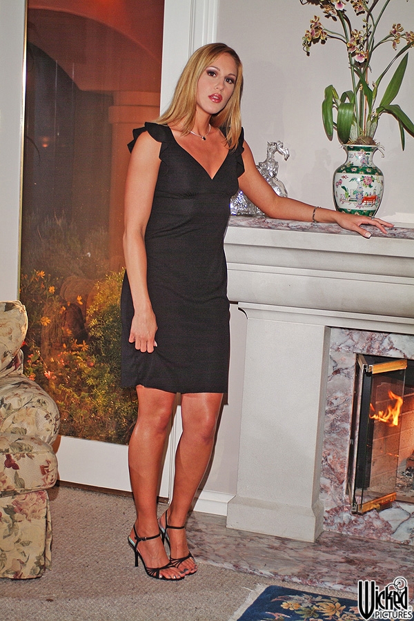 لورين فينيكس تظهر مؤخرتها الكبيرة أثناء خلع ملابسها حتى البكيني