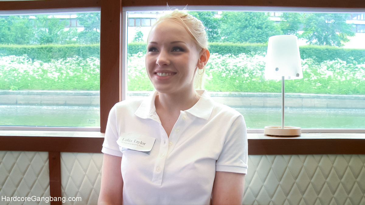 ロラテイラーがアンドレアスとジョンストロングと激しいグループセックスに