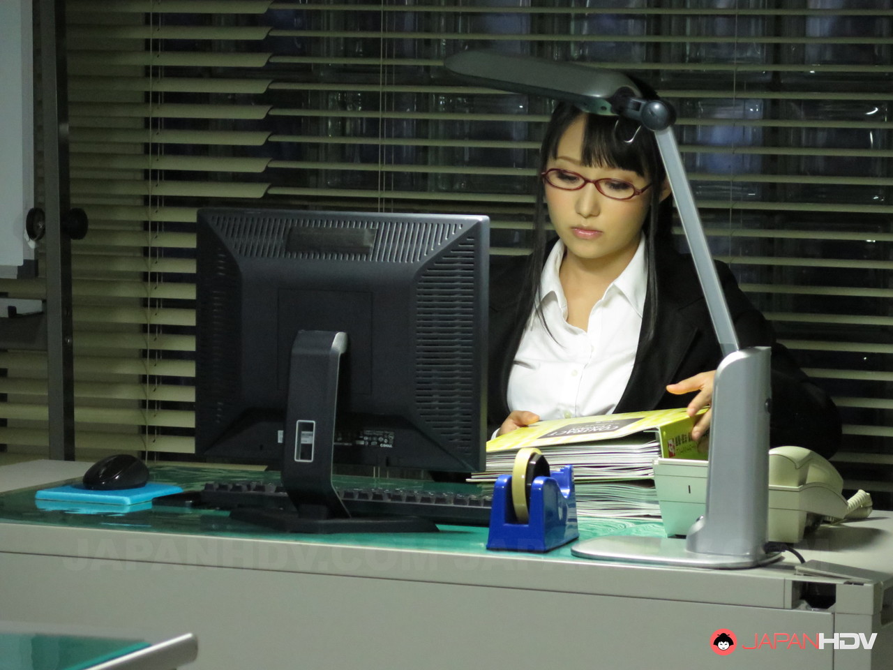 المساعدة الآسيوية الجذابة يوشيمي سايا تستمتع بثلاثي بجي جي ساخن