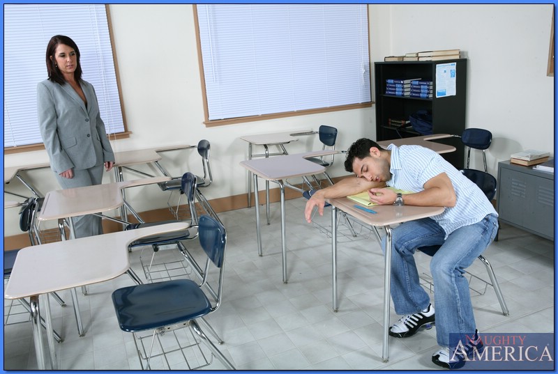 उत्तेजित एमआईएलएफ शिक्षिका कैसेंड्रा ब्लू छात्र के कड़े लंड पर सवार होती है