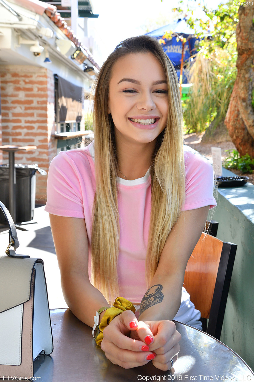 Nayomi Rocksaum Tease Führt Zu Geklüfteter Twat Masturbation