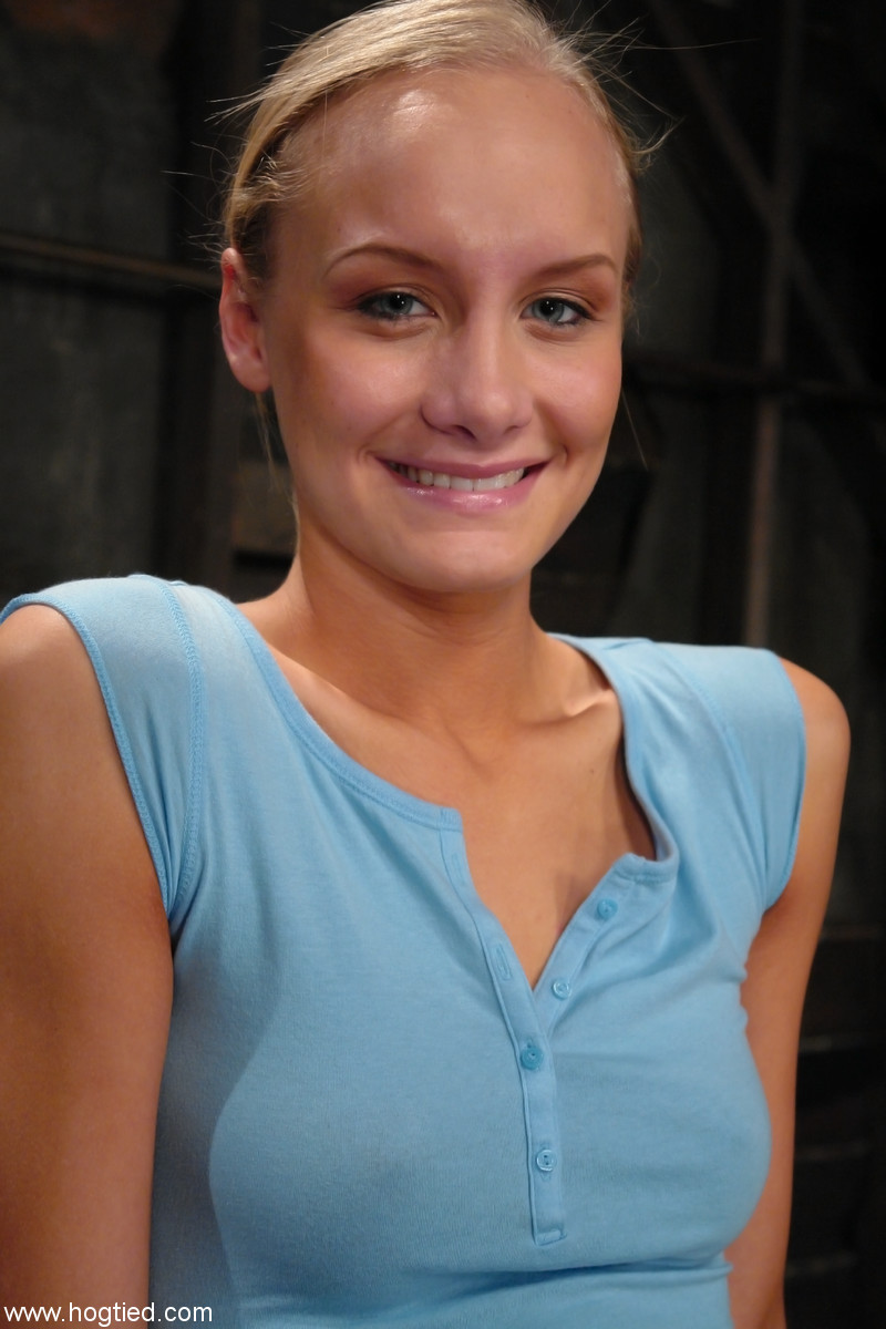 सुनहरे बालों वाली लिआ वाइल्ड को मौन कर दिया गया और हस्तमैथुन किया गया