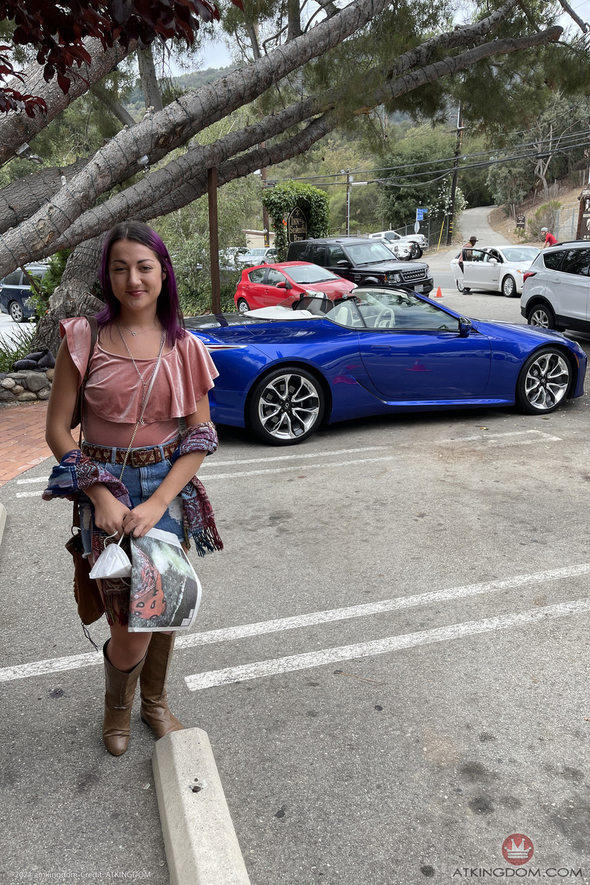 Solo Amateur Lily Adams Obnajivajet Svoje Uzkie Otverstija I Seksi Nogi