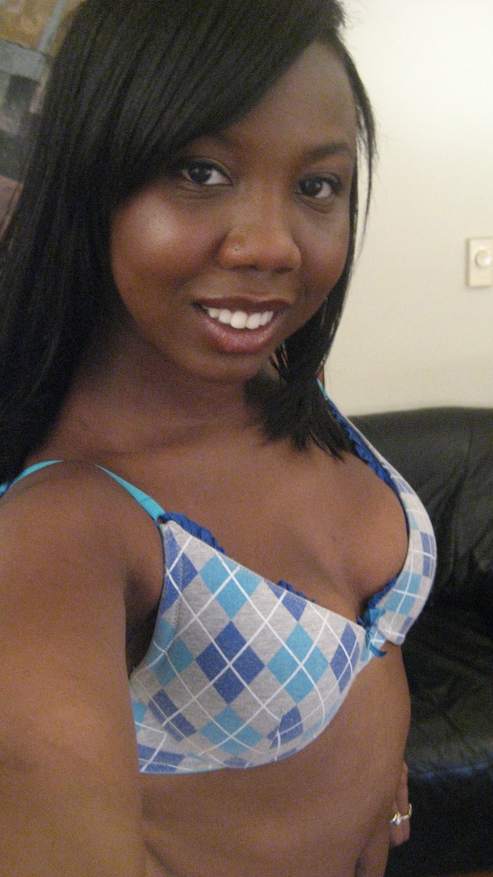 الفتاة السوداء الهواية إليشا تيرنر تكشف عن صدرها وتتصور لصور شخصية جذابة