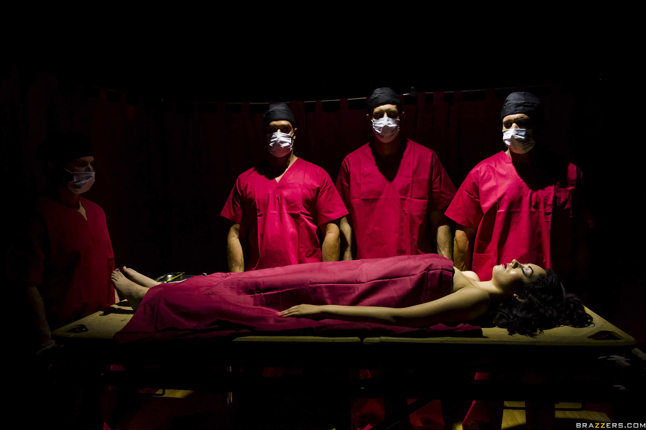 与丰满医生妮基·塞克斯和男性同事们的狂野群交双重插入