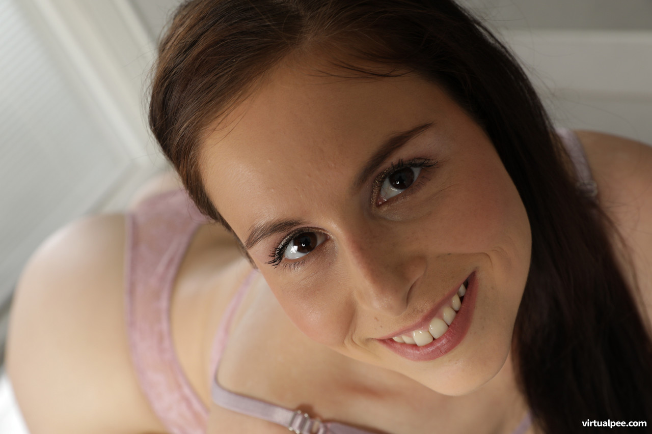 أنتونيا ساينز تبول وتمصط比، شابة بنية الشعر