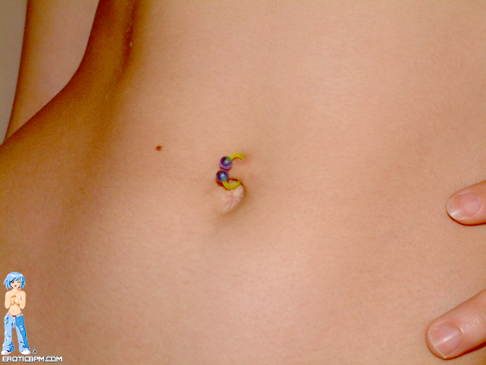 नंगी लाल बालों वाली अपोलिना अपने कड़े स्तनों के साथ पोज़ देती है