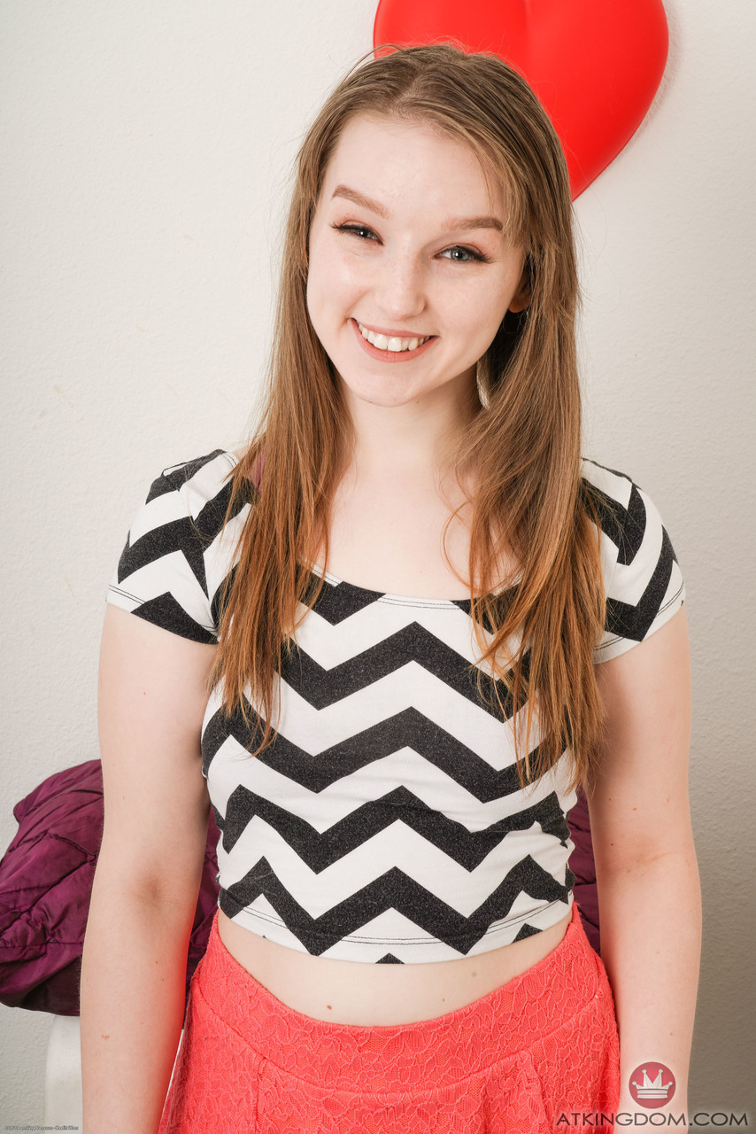 صور عارية لـ كليو كليمنتين تلعب البطولة في ATK Galleria